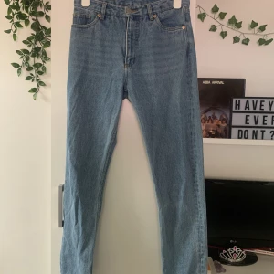 Monki jeans - Säljer dessa jeans då de är för små för mig<3 använda ett fåtal gånger. Tryck inte på Köp Nu!!!!!!