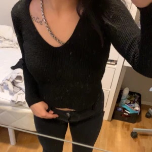 ”Stickad”svart tröja  - En tröja ifrån SHEIN som har blivit lite för liten för mig. Annars bekväm att ha i det vardagliga.