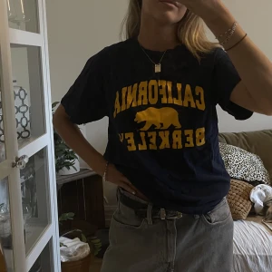 Större t-shirt  - Najs marinblå T-shirt. Lite Oversized om du är en XS-S <3