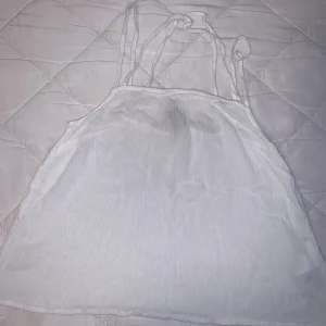 Linne - H&M linne, för genomskinlig, för liten för mig. Skön att ha på sig en varm dag.