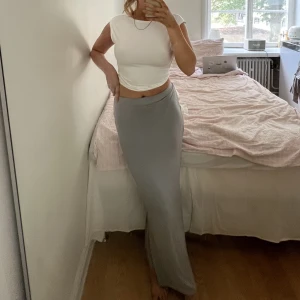 Kjol - Grå lång kjol ifrån bikbok. Använd fåtal gånger, så skön!! 