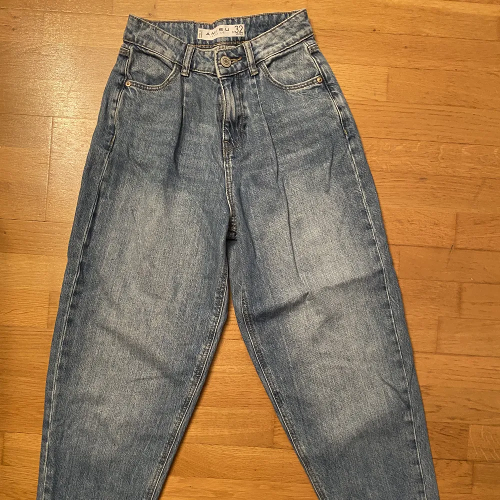 Säljer helt nya mom-jeans från Amisu i storlek 32 🌸Jättesnygg hög midja!. Jeans & Byxor.