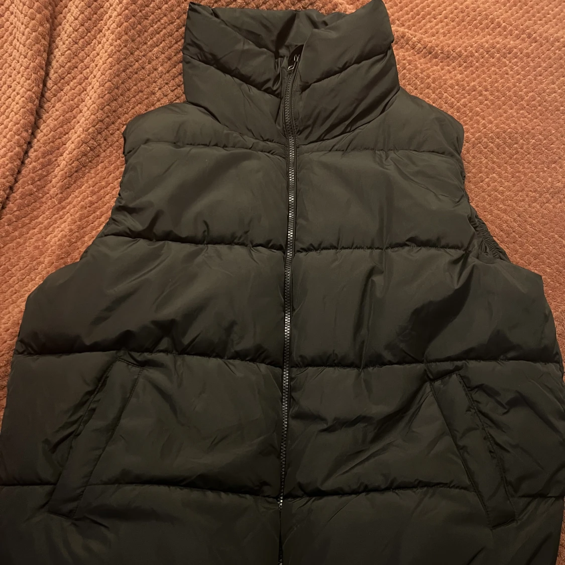 Svart fluffig  Väst 