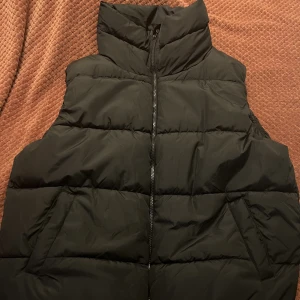 Svart fluffig  Väst  - En svart fluffig Väst köptes på Lager 157 för 400kr användes bara 1 gång.