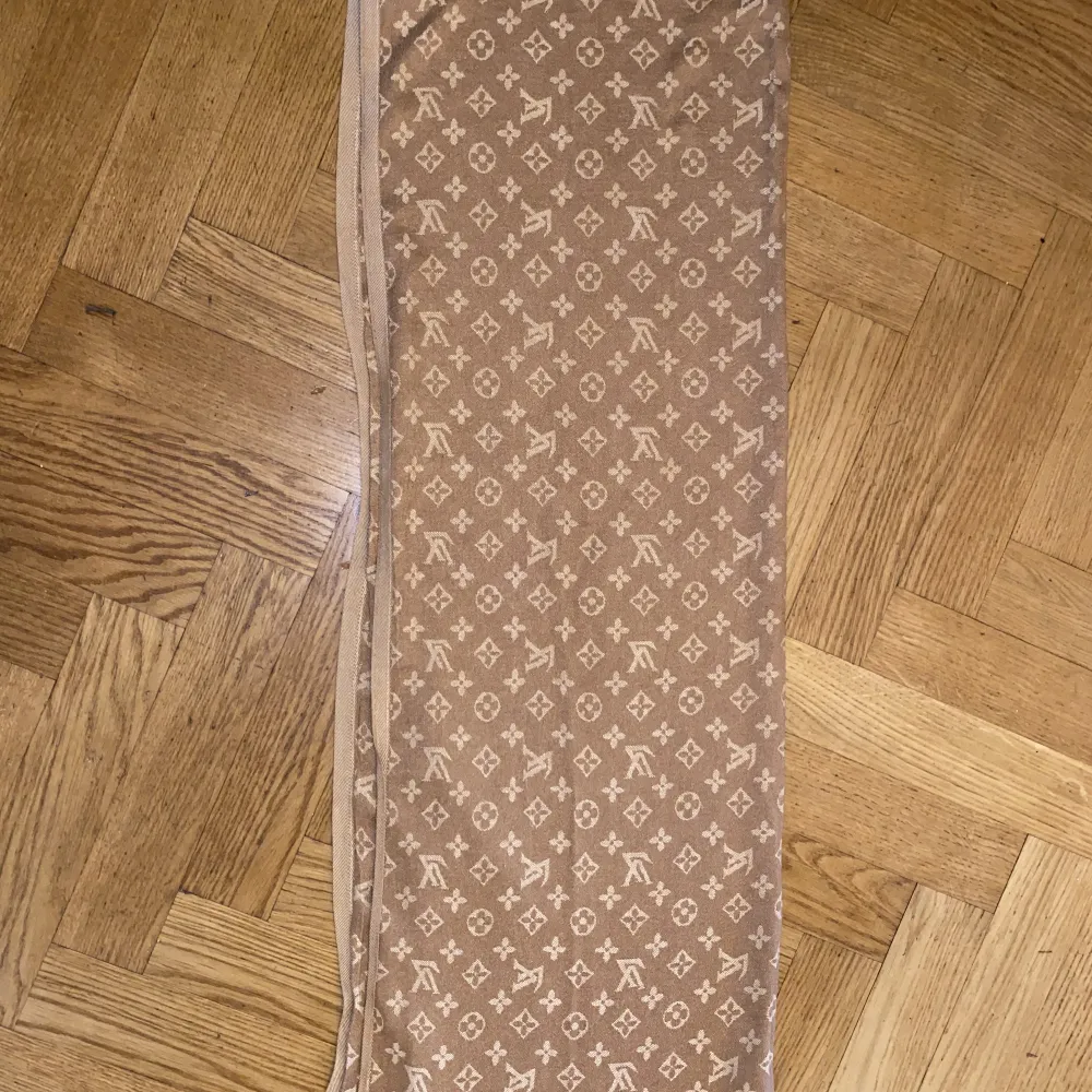 Säljer en Louis Vuitton scarf dom inte kommer till användning. I perfekt skick. Osäker på äkthet, därav det låga priset✨🤩. Övrigt.