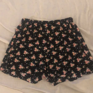 Blommiga shorts  - Storlek/xs/s  Betalar med Swish 