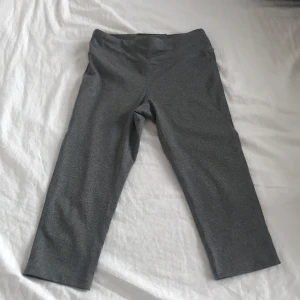 Gråa träningsbyxor  - Säljer dessa gråa trekvarts  träningsbyxor från halti. Storlek s.