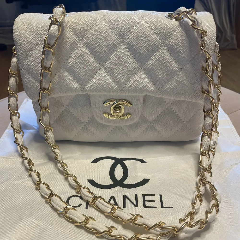 Chanel inspirerad väska i vit med gulddetaljer. Aldrig använd så är i nyskick.. Väskor.