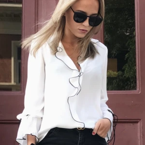 Blus från mango - Säljer en blus från mango. Inte använd mer än 3-4 ggr så fint skick🌟