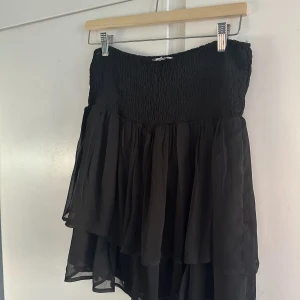 Svart volangkjol - Så fin volangkjol från Saint tropez! Jättefint skick! Använd fåtal gånger. Säljer då den är för stor. Ursprungspris 499 kr!