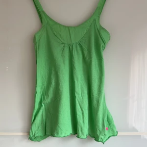 Grönt är skönt  - Bomulls linne, färgen är läcker och skön modell 💚snyggast till ett par blå jeans 👖felfri nytt 