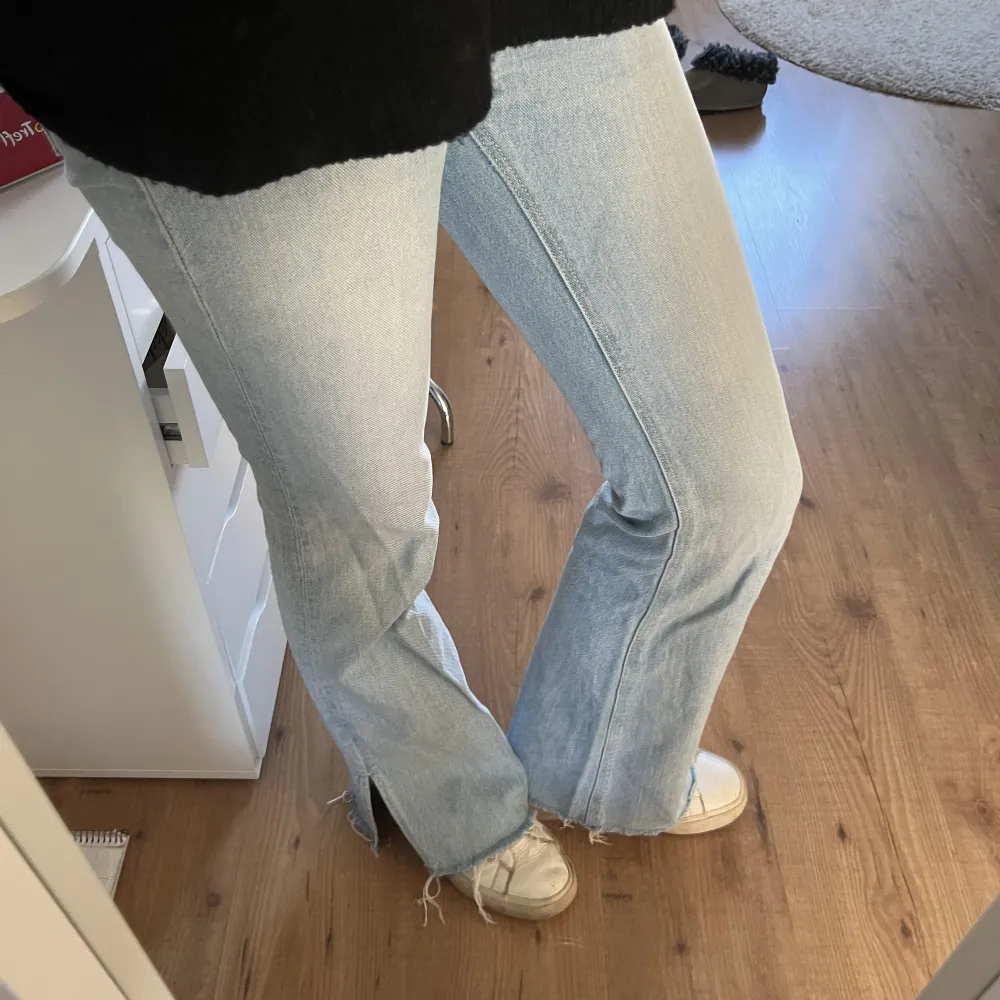 skit snygga ljusblå bootcut jeans men tyvärr för små för mig i midjan💕❣️i väldigt bra skick! köpte på zalando men märket är Tally Weijl. midjemått 74cm och innerbesnmåttet 78cm. Jag är ca 173 och ör väldigt bra i längden!. Jeans & Byxor.