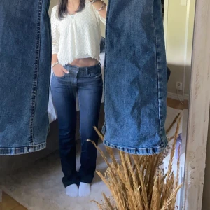 Diesel lågmidjade jeans - Säljer ett par jätte snygga lågmidjade jeans😍 sitter som en smäck och kommer ifrån diesel!! Storlek XS-S skulle jag nog säga❤️ innebenslängden är 32 och runt midjan 28. Skriv ifall ni har fler frågor❤️