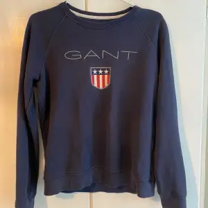 Marinblå Gant tröja. Använd flera gånger men inga defekter. Superfin och mysig tröja. Den är i M men passar även S. 