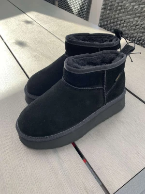 Platåboots i mocka med fårull - Platåboots i mocka med fårull från Pernilla Wahlgrens Ullared-collektion. Helt oanvända, säljer på grund av fel storlek. Pris går att diskutera. Köparen står för frakten.