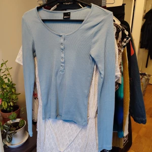 Ljusblå långärmad tröja från Gina - Ribbad långärmad tröja från Gina Tricot i storlek xs, den är verkligen jättefin på den är bara lite tight i armarna för mig, så passar någon i storlek xs eller mindre. Använd en gång.