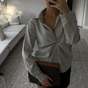 Grön blus/skjorta  - Ljus grön skjorta/blus, jätte fin i bröstet, aldrig använd 💘 s men passar xs-m 