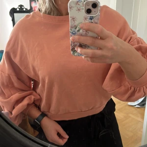 Gina tricot tröja  - Använd 2-3 gånger. Ballongärm.  Gammelrosa färg