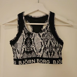 Sport-bh från Björn Borg ormskinnsmönster - Supersnygg och bekväm sport-bh i ormskinmsmönster från Björn Borg. Mesh på ryggen, vilket är både snyggt och gör även så att det andas bättre. Kolla in min andra annons för en likadan sport-bh i samma modell, men annat mönster!! Toppenskick!