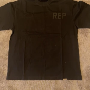 Represent T-shirt oversized storlekL - Säljer en fin Represent t-shirt som är i jättebra skick. Nästan aldrig använt. 