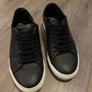 Säljer ett par svarta Axel Arigato Clean 90 skor i bra skick. Hör av dig vid frågor!