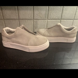 Eytys sneakers skor stl 37 - Sneakers från Eytys har en slip-on design med en ovandel av mocka. Skorna är försedda med dold elastisk förslutning för enkel påtagning och  lila textiler baktill. Använda, finns någon svart fläck som säkert går att få bort. Se bilder.