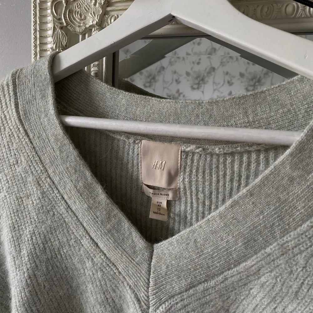 Såå fin stickad tröja i alpaca blend från H&M! Tröjan har vida ärmar och är ganska stor i storleken. Använd men i fint skick!🧚🏻‍♂️. Stickat.