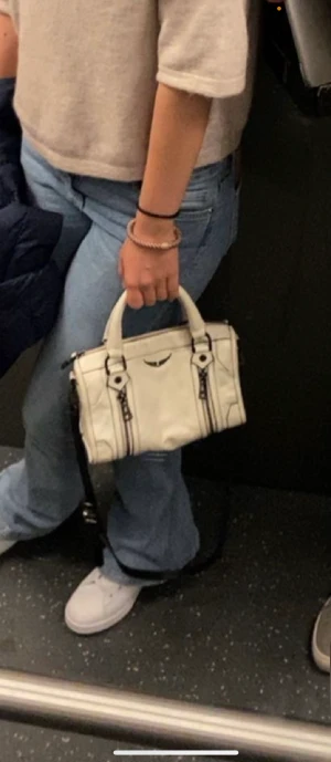 Zadig väska - Säljer min snygga Zadig väska som är enkelt att styla och ha vardagligt. Nypris 4000kr. Säljer direkt för 2220kr💕