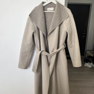 Nelly kappa - Slutsåld på Nelly. Storlek 38, använd fåtal gånger🩵 Nypris: 999kr