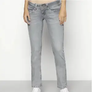 Nyskick super fina och sköna jeans! Kan bytas mot samma i 24/30❤️