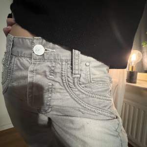 Ett par unika jeans som är köpta secondhand! Mer info skriv privat💓