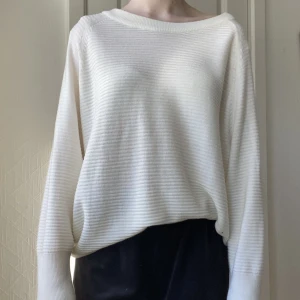 Vit tröja - Vit tröja, jätte skönt luftigt material. Använd få gånger. Oversized och mysig, bra kvalitet. Enkel att styla och ger en vintrig känsla❄️