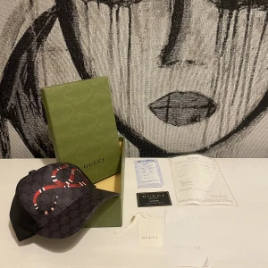 Gucci snake keps - Köpt för ca 1 år sedan men använd max 2 gånger.  Riktpris 1 750:- SEK men kom gärna med bud.  Pm för info och fler bilder