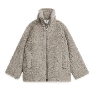 Pilejacka i ullblandning - Säljer denna ”Teddy” jacka från arket, använd fåtal gånger skriv för mer info och bilder💕nypris, 1790kr