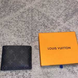Hej säljer min Luis Vuitton plånbok med box och tillbehör pris kan diskuteras och tar byten