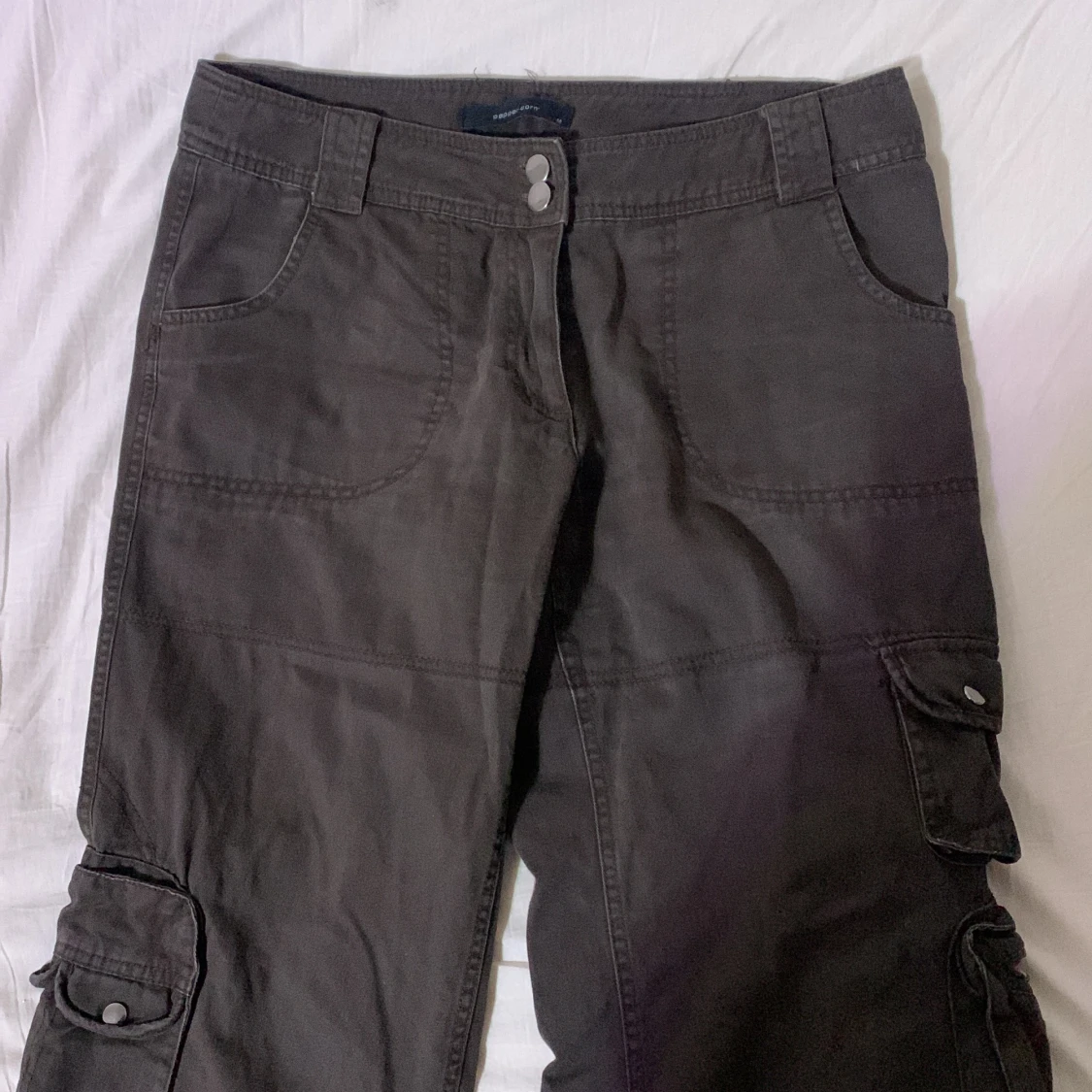 Lågmidjande bruna baggy jeans