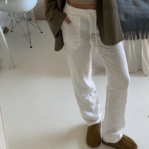 SkagenClothing linnebyxor - Superfina linnebyxor från Skagenclothing. Säljer då de inte kommer till användning. Prislappen sitter kvar. Köptes för 799kr säljer för 650kr 💕 