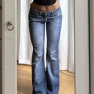 Lågmidjade bootcut jeans  - Säljer mina Vintage från Zagora, dom är i ett superfint skick och jag är 160cm lång 💓💓lånad bild första 