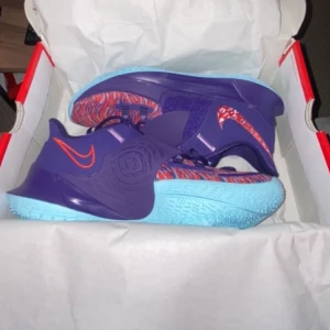 Kyrie low 3 - Köprt för 1500 HEELT oanvända, de var för små och det går inte att lämna tillbaka så mycket bra pris såg till för fler bilder på sila osv. Kan sänka lite vid snabb affär men förvänta inte mycket. Det är en mycket bra sko, sälja inte i Sverige 