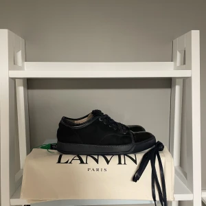Lanvin - Hej, säljer mina mörkblåa Lanvins i storlek uk 8, vilket motsvarar 42/43. Grymt skick och inga defekter. Köpta från miinto, och allt orginal medföljs! 
