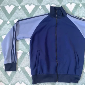 Zip up - Supersnygg adidas liknande zip uptröja.  