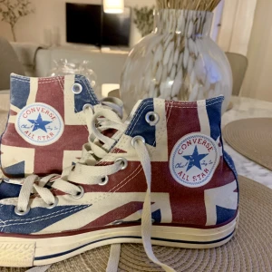 Converse stl 39 - Converse i storlek 39, fint skick, i princip inget slitage. Lite dammiga men allt är helt och fint. 