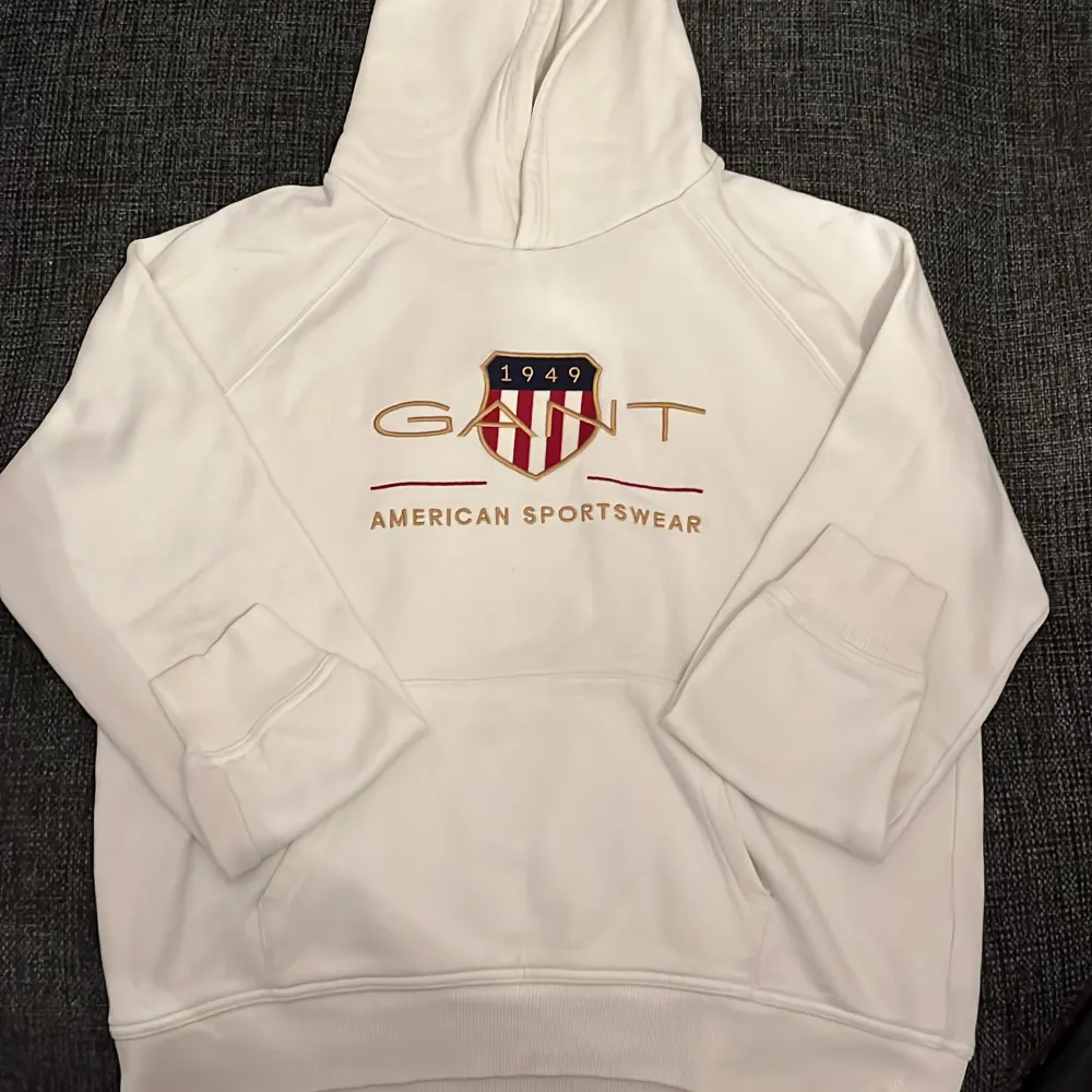 Vit Gant hoodie säljs då den ej passar samt är för liten. Skick 8/10 använt den ganska många gånger men den är i ett fint skick.. Hoodies.