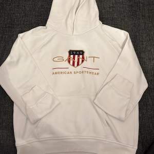 Vit Gant hoodie säljs då den ej passar samt är för liten. Skick 8/10 använt den ganska många gånger men den är i ett fint skick.