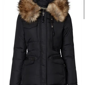 Roco Baroco vinterjacka  - Säljer min varma och snygga Roco Baroco jacka (slutsåld överallt). Inga defekter på den, nypris 1998kr mitt pris börjar från 800kr så buda på!💕  Kund står för fraktkostnaden!