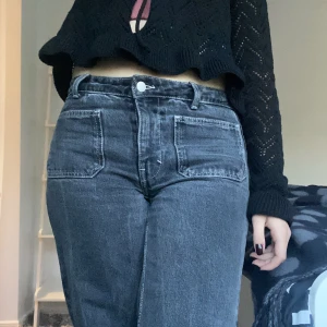 Straight leg jeans - Knappt använda straight leg jeans i bra skick från Weekday. Storlek 36 o jag är 168 cm lång :) 