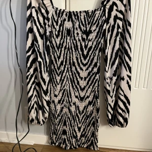 Klänning  - Klänning med mönster som sitter så bra på kroppen