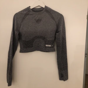 GYMSHARK- Tröja - Säljer denna träningsöverdel från gymshark då jag ej gymmar längre och känner användning för den. Överdelen är i fint skick, och har inga skavanker!  Skriv vid frågor😊🤍  Köparen står för eventuella fraktkostnader❤️