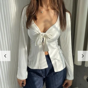 Design by si maddy blouse  - säljer denna helt oanvända ifrån design by si, prislappen sitter även kvar. 