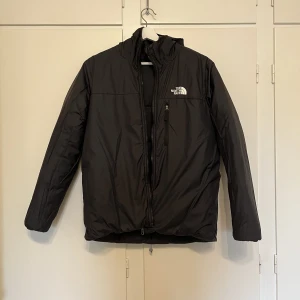 The North Face jacka - Tjena, säljer nu denna feta jacka. Den är i väldigt gott skick, inga speciella spår av användning. Som man kan se på bildern har jackan två sidor. En emot regn och den andra sidan emot vind. Det är inte många jackor som har det men det är ett stort plus! 